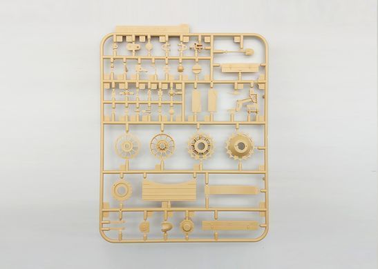 Збірна модель 1/35 Super Conqueror з фігуркою танкіста, Amusing Hobby 35A013