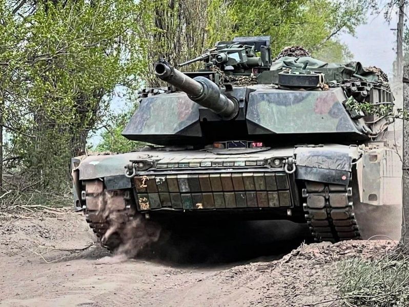 Збірна модель 1/35 M1A1SA-UKR Abrams український ОБТ з робочими траками, RFM RM-5120