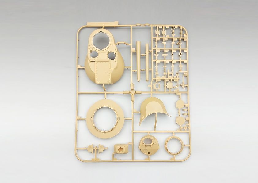 Збірна модель 1/35 Super Conqueror з фігуркою танкіста, Amusing Hobby 35A013