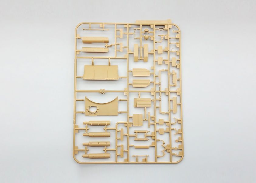 Збірна модель 1/35 Super Conqueror з фігуркою танкіста, Amusing Hobby 35A013