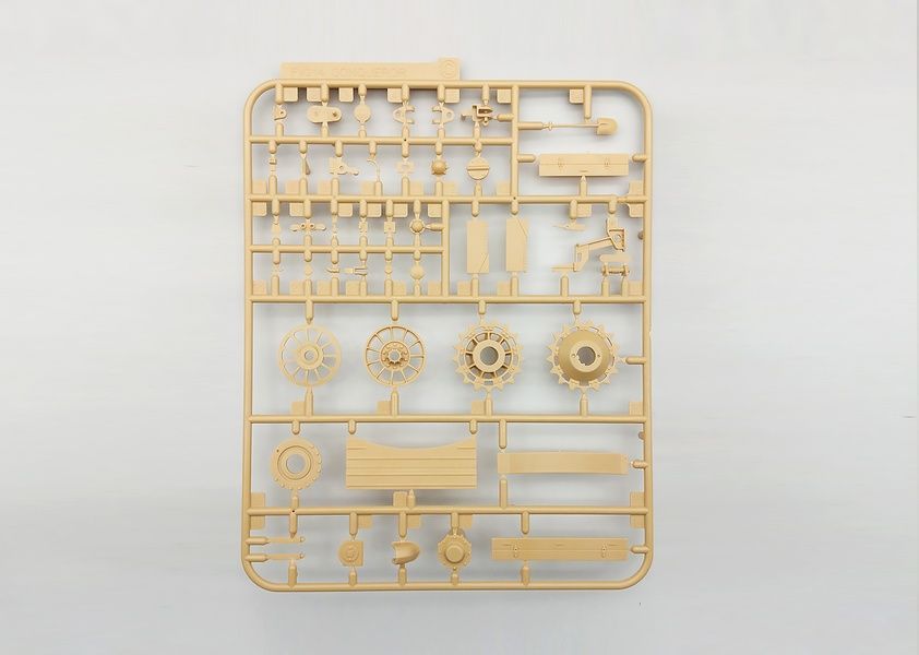 Збірна модель 1/35 Super Conqueror з фігуркою танкіста, Amusing Hobby 35A013