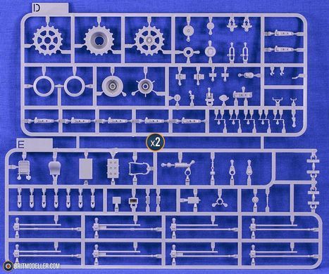Збірна модель 1/35 Panther Ausf.D ранніх-середніх випусків, з повним інтер'єром та прозорими деталями корпусу, Takom 2103