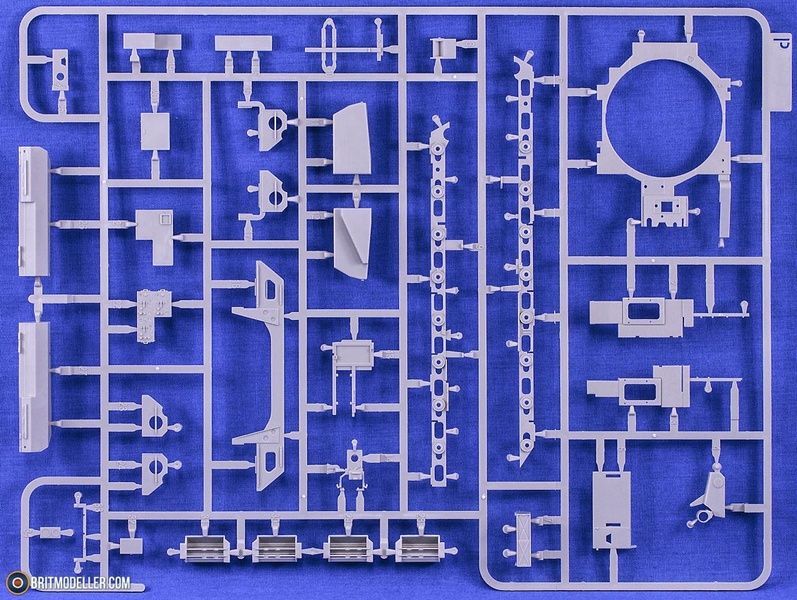 Збірна модель 1/35 Panther Ausf.D ранніх-середніх випусків, з повним інтер'єром та прозорими деталями корпусу, Takom 2103