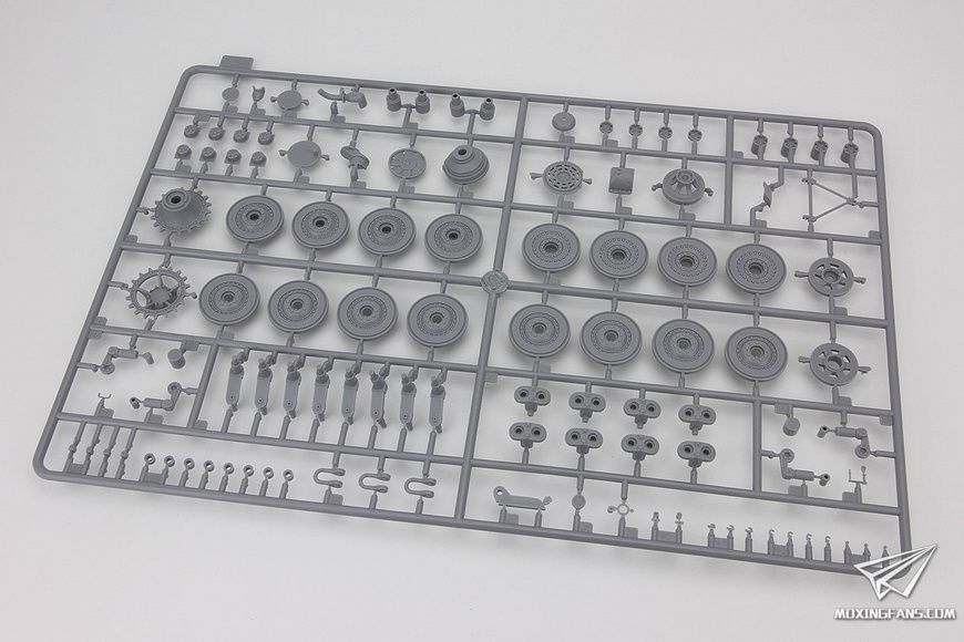 Збірна модель 1/35 E-100 з баштою проєкту Krupp, Amusing Hobby 35A015