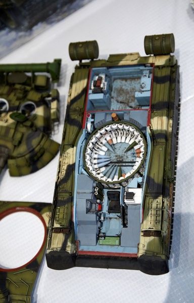 Збірна модель 1/35 Т-80У основний бойовий танк, з повним інтер'єром, Amusing Hobby 35A060