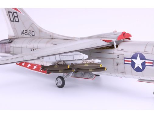 УЦІНКА! Збірна модель 1/48 Vought F-8E Crusader, Eduard 11110 + набір деталювання Eduard SIN64840