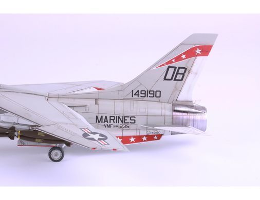 УЦІНКА! Збірна модель 1/48 Vought F-8E Crusader, Eduard 11110 + набір деталювання Eduard SIN64840
