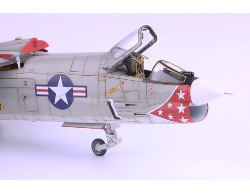 УЦІНКА! Збірна модель 1/48 Vought F-8E Crusader, Eduard 11110 + набір деталювання Eduard SIN64840