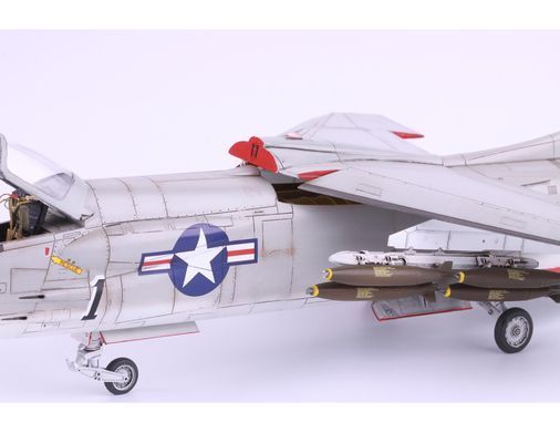 УЦІНКА! Збірна модель 1/48 Vought F-8E Crusader, Eduard 11110 + набір деталювання Eduard SIN64840
