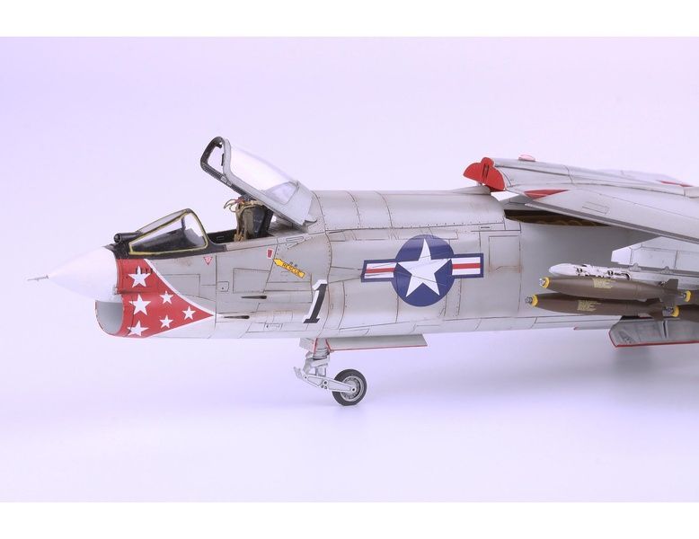 УЦІНКА! Збірна модель 1/48 Vought F-8E Crusader, Eduard 11110 + набір деталювання Eduard SIN64840