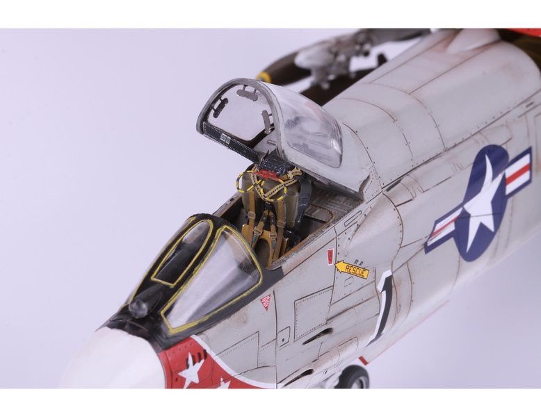УЦІНКА! Збірна модель 1/48 Vought F-8E Crusader, Eduard 11110 + набір деталювання Eduard SIN64840