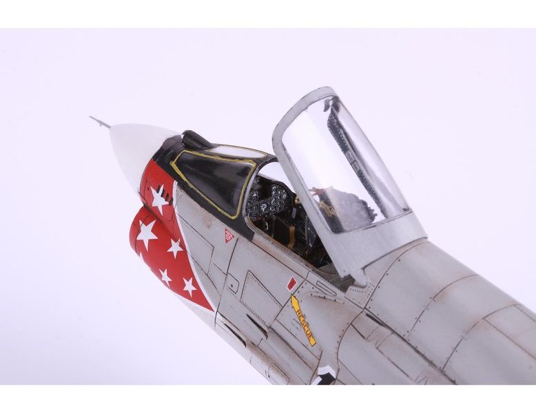 УЦІНКА! Збірна модель 1/48 Vought F-8E Crusader, Eduard 11110 + набір деталювання Eduard SIN64840