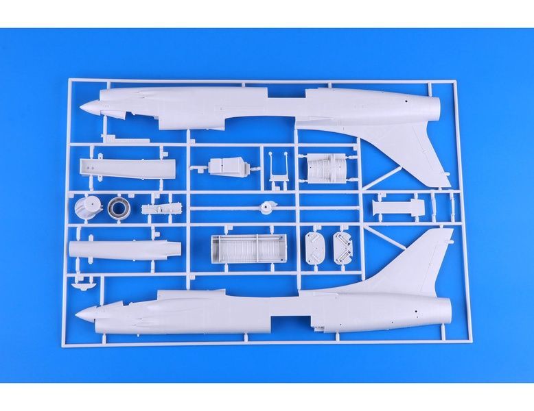 УЦІНКА! Збірна модель 1/48 Vought F-8E Crusader, Eduard 11110 + набір деталювання Eduard SIN64840