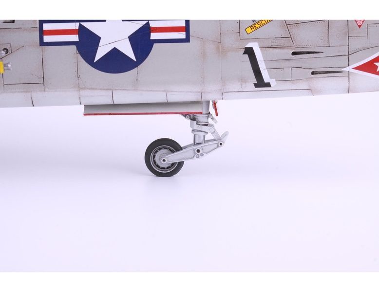 УЦІНКА! Збірна модель 1/48 Vought F-8E Crusader, Eduard 11110 + набір деталювання Eduard SIN64840