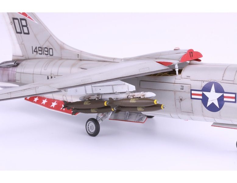 УЦІНКА! Збірна модель 1/48 Vought F-8E Crusader, Eduard 11110 + набір деталювання Eduard SIN64840