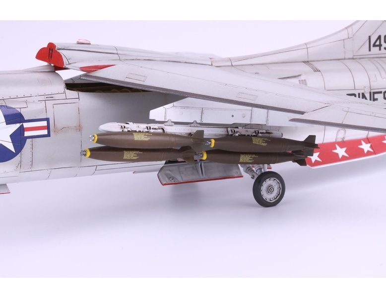 УЦІНКА! Збірна модель 1/48 Vought F-8E Crusader, Eduard 11110 + набір деталювання Eduard SIN64840
