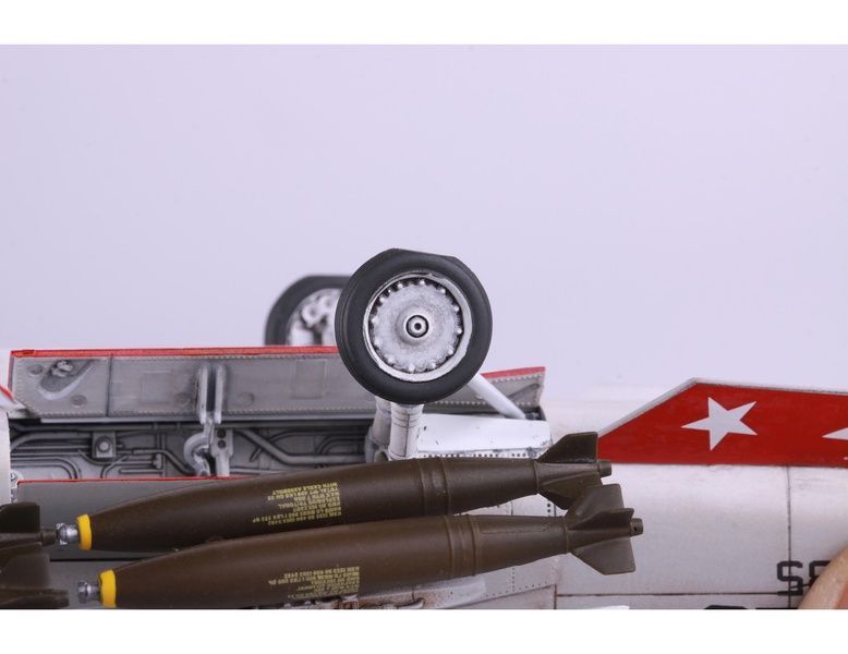 УЦІНКА! Збірна модель 1/48 Vought F-8E Crusader, Eduard 11110 + набір деталювання Eduard SIN64840
