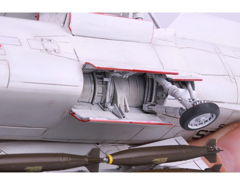 УЦІНКА! Збірна модель 1/48 Vought F-8E Crusader, Eduard 11110 + набір деталювання Eduard SIN64840