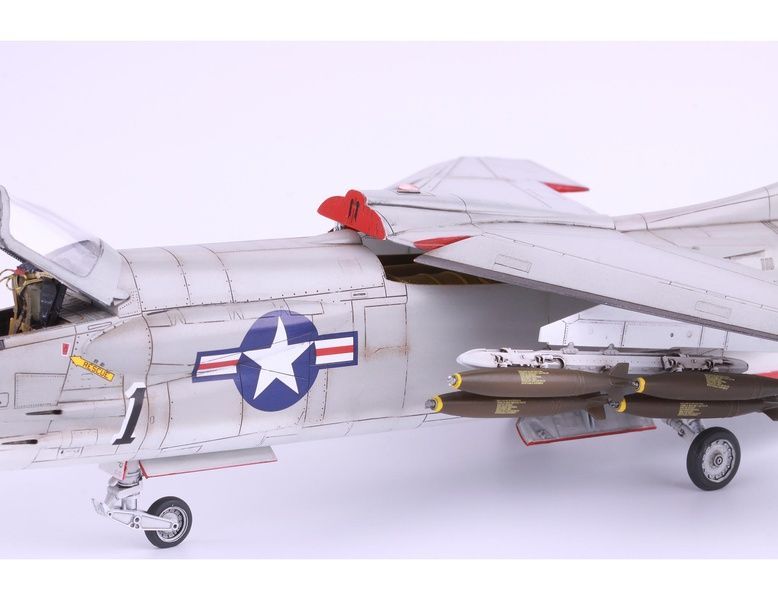 УЦІНКА! Збірна модель 1/48 Vought F-8E Crusader, Eduard 11110 + набір деталювання Eduard SIN64840