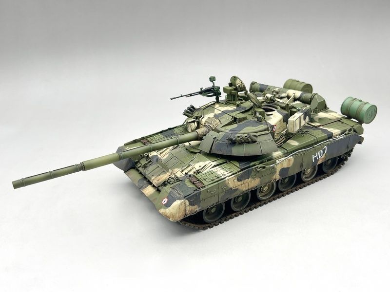 Збірна модель 1/35 Т-80У основний бойовий танк, з повним інтер'єром, Amusing Hobby 35A060
