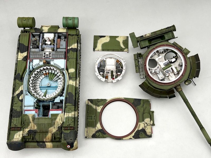Збірна модель 1/35 Т-80У основний бойовий танк, з повним інтер'єром, Amusing Hobby 35A060