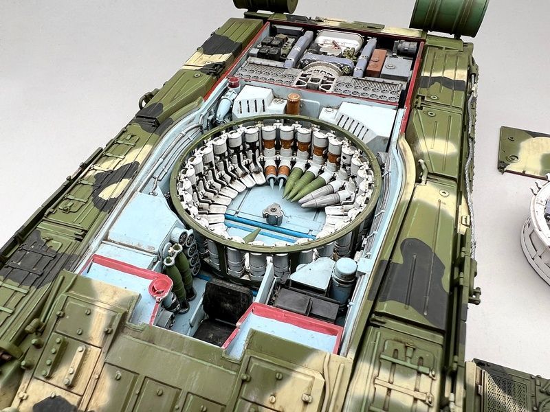 Збірна модель 1/35 Т-80У основний бойовий танк, з повним інтер'єром, Amusing Hobby 35A060