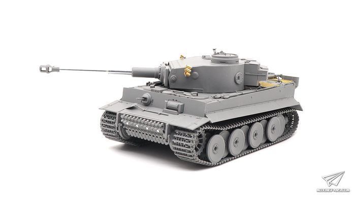 Збірна модель 1/35 Tiger I Pz.Kpfw.VI Ausf.E ранніх випусків, з реплікою Рицарського хреста, Border Model BT-010