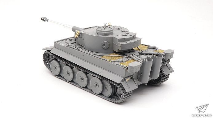 Збірна модель 1/35 Tiger I Pz.Kpfw.VI Ausf.E ранніх випусків, з реплікою Рицарського хреста, Border Model BT-010