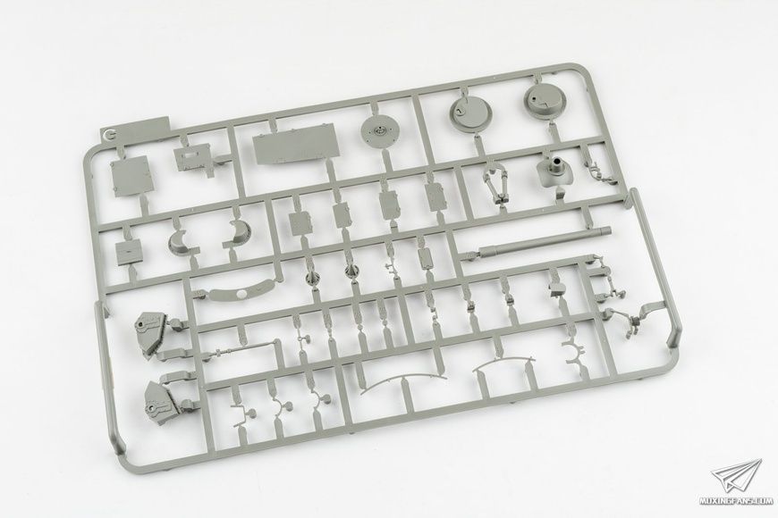 Збірна модель 1/35 Jagdpanzer 38(t) Hetzer командирський варіант, з інтер'єром та Winterketten, Takom 2181