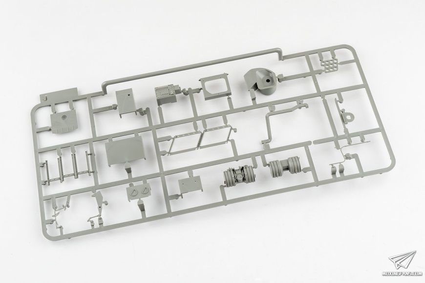 Збірна модель 1/35 Jagdpanzer 38(t) Hetzer командирський варіант, з інтер'єром та Winterketten, Takom 2181