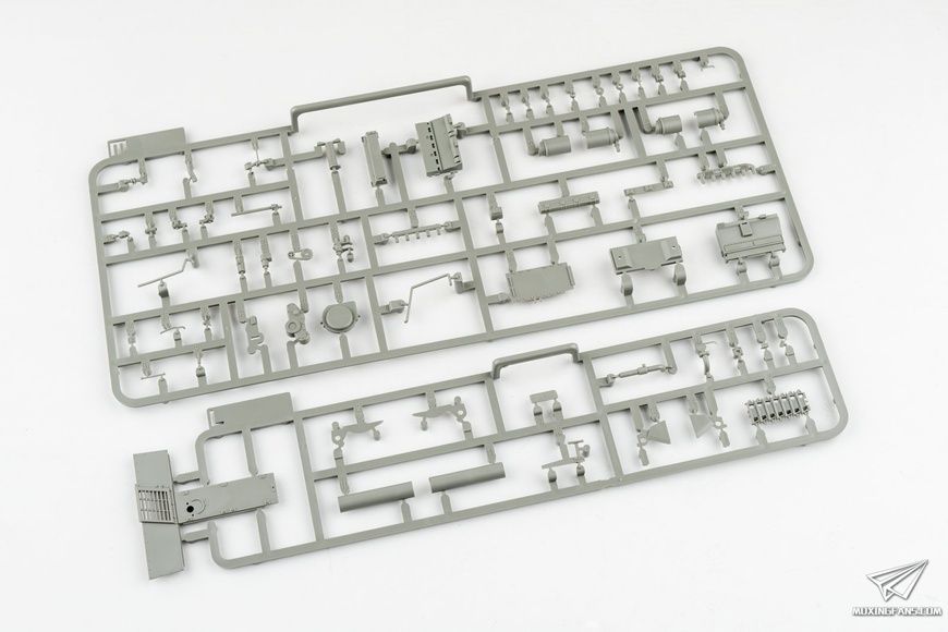 Збірна модель 1/35 Jagdpanzer 38(t) Hetzer командирський варіант, з інтер'єром та Winterketten, Takom 2181