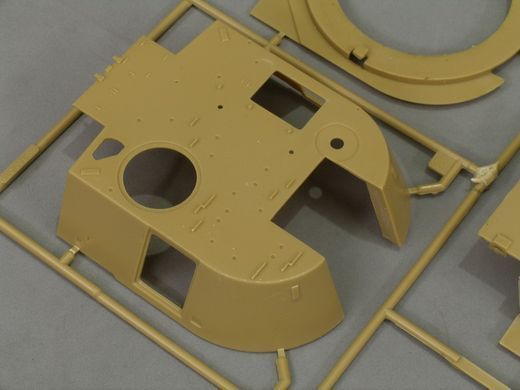 Збірна модель 1/35 M109A2 самохідна 155-мм гаубиця, з робочими траками T-136, Kinetic K61006