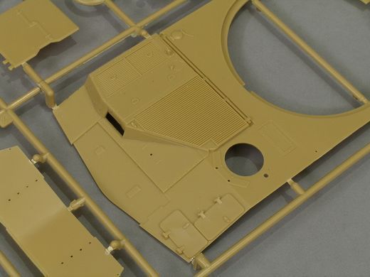 Збірна модель 1/35 M109A2 самохідна 155-мм гаубиця, з робочими траками T-136, Kinetic K61006
