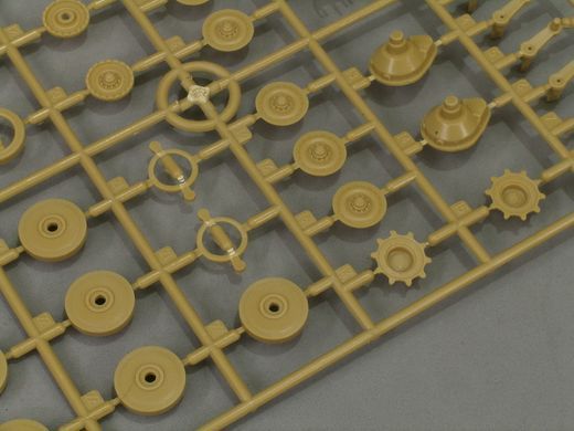 Збірна модель 1/35 M109A2 самохідна 155-мм гаубиця, з робочими траками T-136, Kinetic K61006