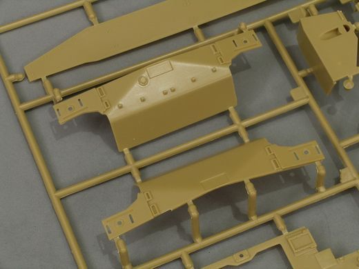 Збірна модель 1/35 M109A2 самохідна 155-мм гаубиця, з робочими траками T-136, Kinetic K61006