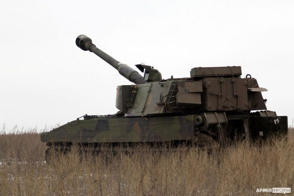 Збірна модель 1/35 M109A2 самохідна 155-мм гаубиця, з робочими траками T-136, Kinetic K61006