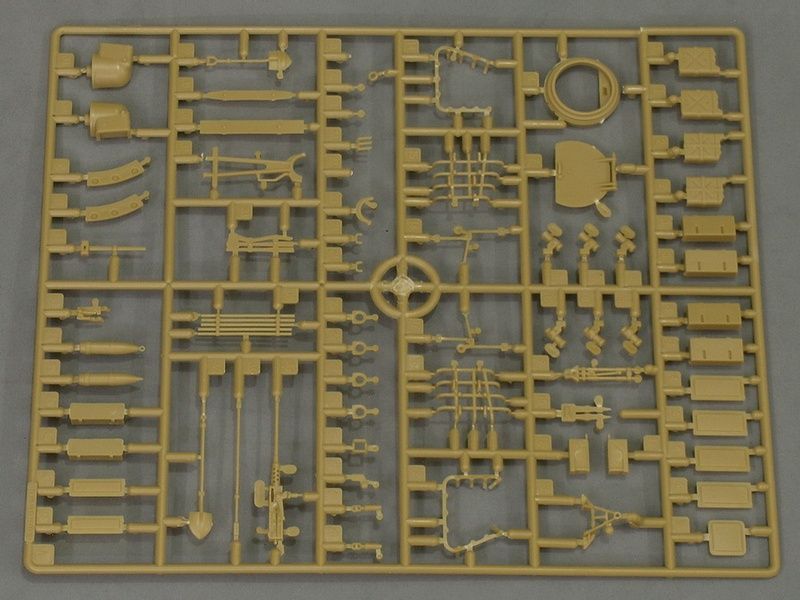 Збірна модель 1/35 M109A2 самохідна 155-мм гаубиця, з робочими траками T-136, Kinetic K61006