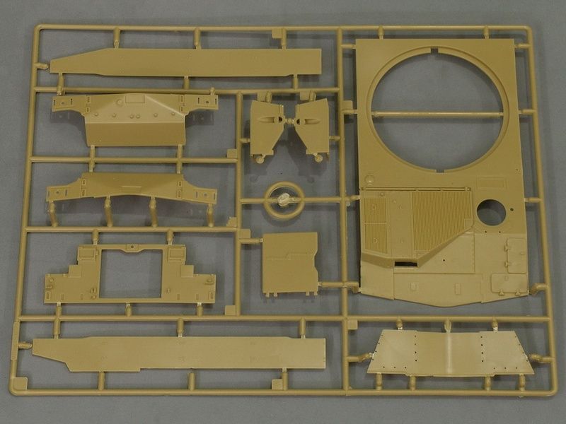 Збірна модель 1/35 M109A2 самохідна 155-мм гаубиця, з робочими траками T-136, Kinetic K61006