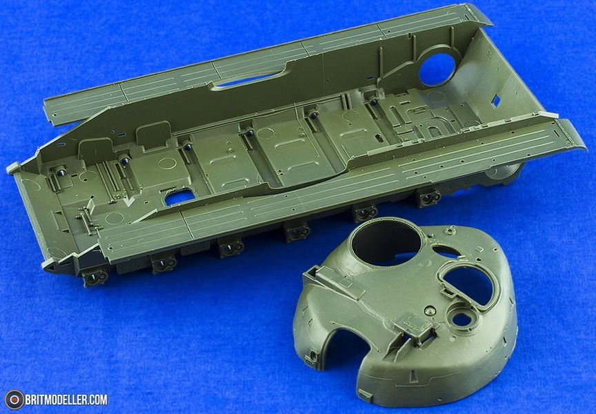 Збірна модель 1/35 Т-72 "Урал" з повним інтер'єром, Amusing Hobby 35A052