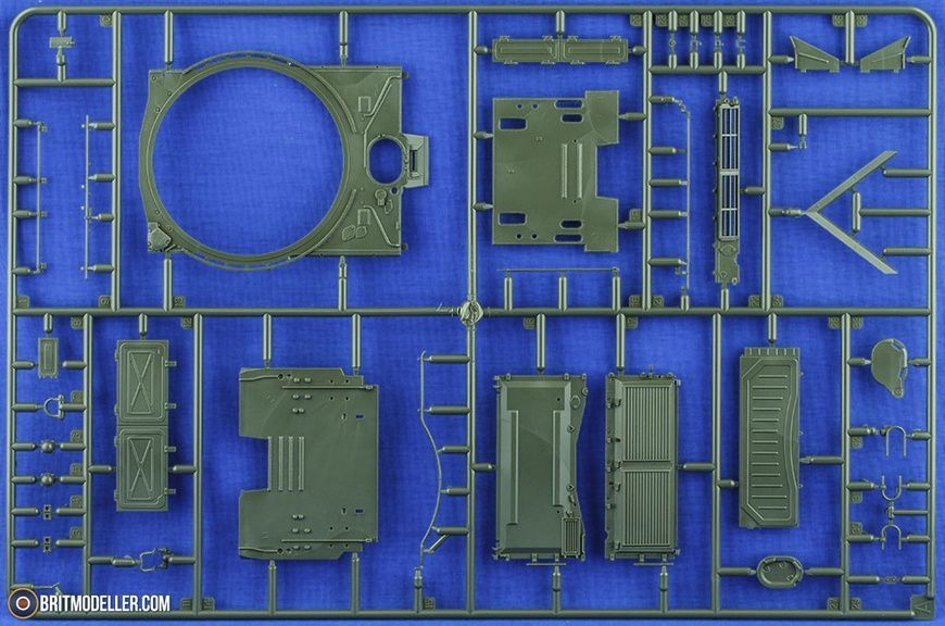 Збірна модель 1/35 Т-72 "Урал" з повним інтер'єром, Amusing Hobby 35A052