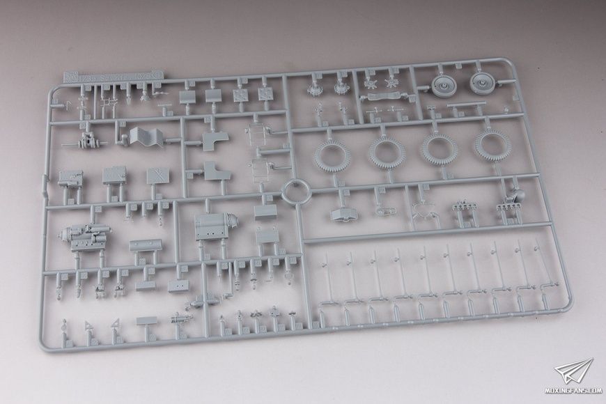 Збірна модель 1/35 Sd.Kfz.10 1t з легкою гаубицею 10.5cm le.FH.18/40, Dragon 6939