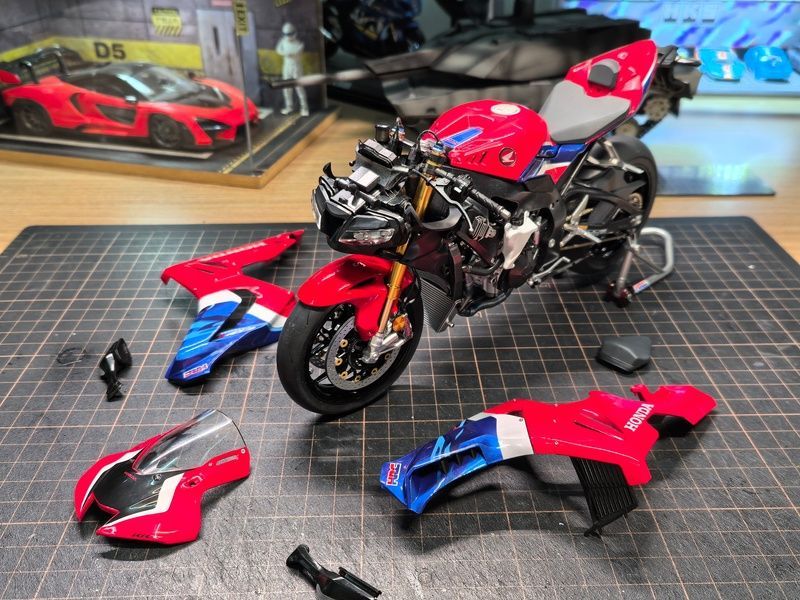 Збірна модель 1/9 Honda CBR1000RR-R Fireblade SP &mdash; попередньо пофарбована, без клею (Snap-Fit), Magic Factory 1402