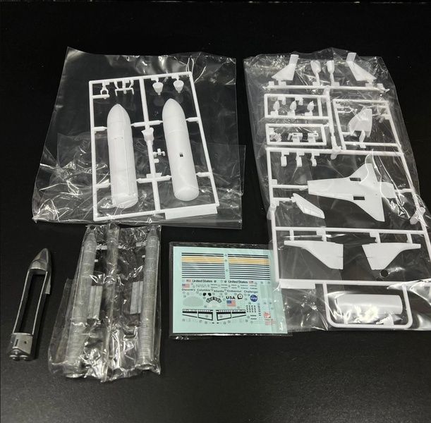 Збірна модель 1/400 Космічний корабель Space Shuttle із стартовою платформою, Dragon 11023