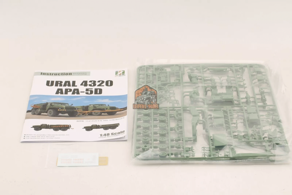Збірні моделі 1/48 Урал 4320 / АПА-5Д комплект з двох моделей, Zimi Model ZM80159