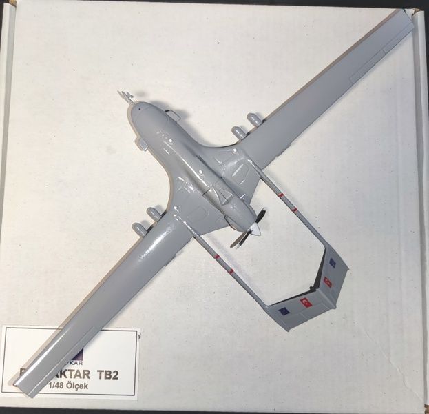 Готова модель БПЛА Baykar Bayraktar TB2 на підставці в 1/48, Baykar BKR-20