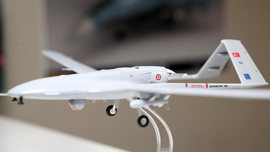 Готова модель БПЛА Baykar Bayraktar TB2 на підставці в 1/48, Baykar BKR-20