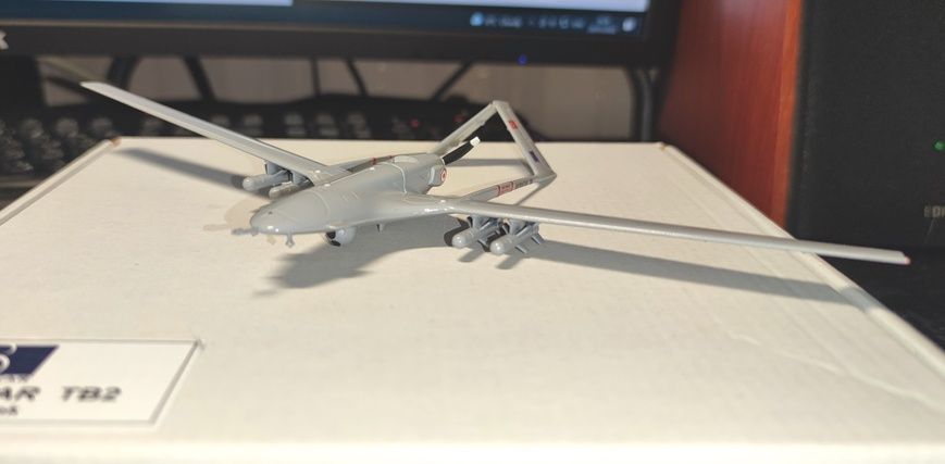 Готова модель БПЛА Baykar Bayraktar TB2 на підставці в 1/48, Baykar BKR-20