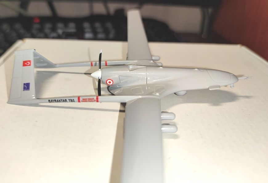 Готова модель БПЛА Baykar Bayraktar TB2 на підставці в 1/48, Baykar BKR-20