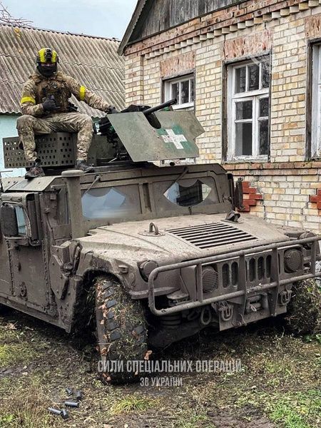 Збірна модель 1/35 HMMWV M1151 Enhanced Armament Carrier, Academy 13415