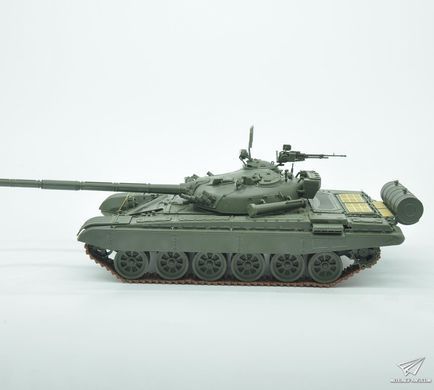 Збірна модель 1/35 Т-72M1 основний бойовий танк, з повним інтер'єром, Amusing Hobby 35A038